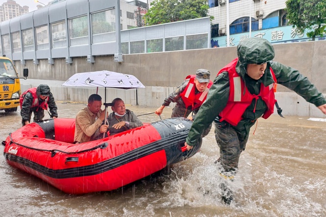 Four dead and six missing after truck falls into river swollen by China’s first major rainstorm of 2026