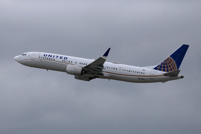 Scary moment after United plane hit drone on landing at San Diego airport