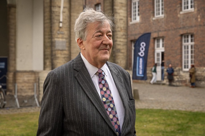 Sir Stephen Fry sues conference for up to £100,000 after fall from stage