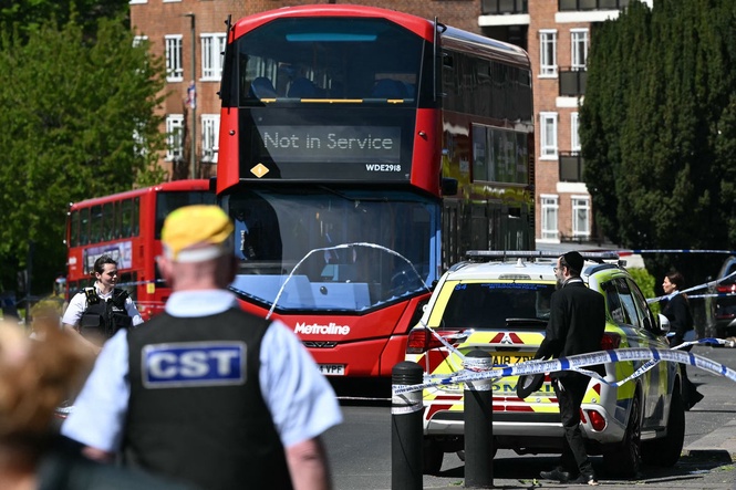What is the UK terror threat level, how is it set and why was it raised after Golders Green attacks?