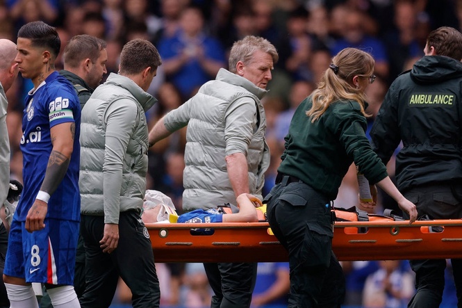 Chelsea’s Jesse Derry stretchered off on his Premier League debut after suffering worrying injury