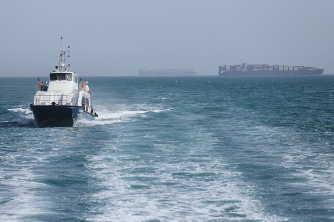 Iran strikes on UAE condemned by Starmer as Trump plots to reopen Strait of Hormuz