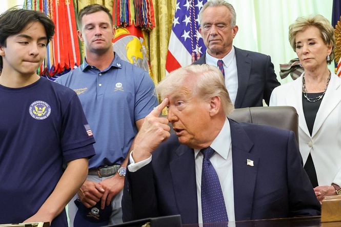 Trump describes Iran war horrors in Oval Office full of kids: ‘Right between the eyes’