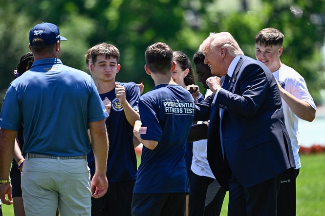 Trump teaches kids his iconic dance during fitness test on White House lawn