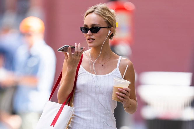How wired headphones became a stylish rebellion against Big Tech