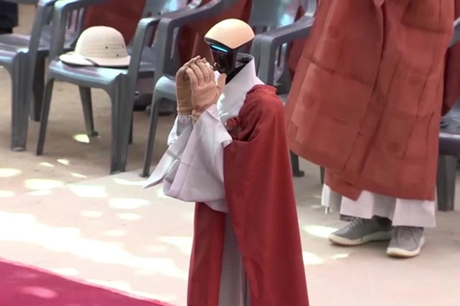 Moment robot promises to ‘devote myself’ as it becomes ordained buddhist monk