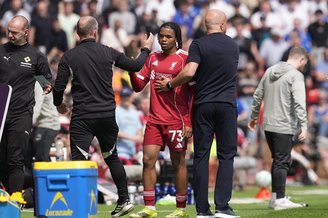 Arne Slot defends Rio Ngumoha substitution as fans turn on Liverpool boss