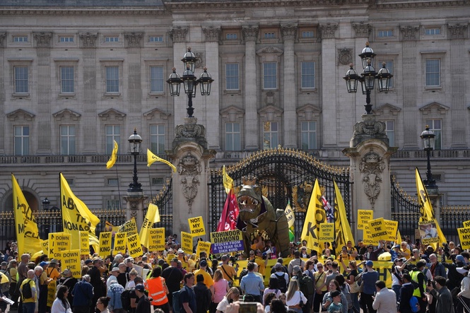 Protesters demand monarchy is abolished outside Buckingham Palace