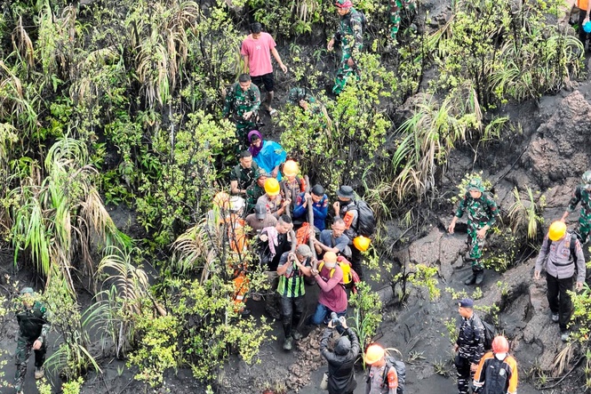 Hiker found dead after Indonesia volcano eruption as two others remain missing