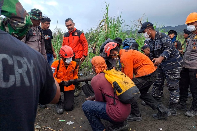 Singaporean hikers found dead two days after Indonesia volcano eruption