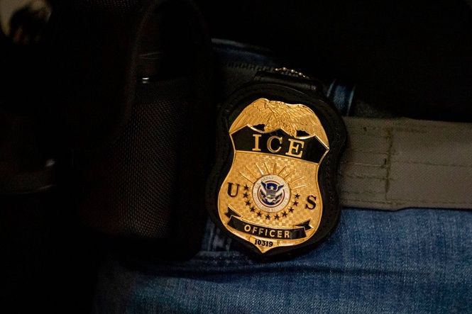 ICE hands members of Congress new memo blocking detention center visits — while they’re trying to get in