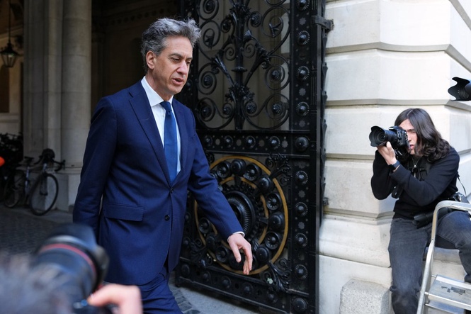 Starmer facing mounting pressure to resign as he meets UK Cabinet in crunch talks