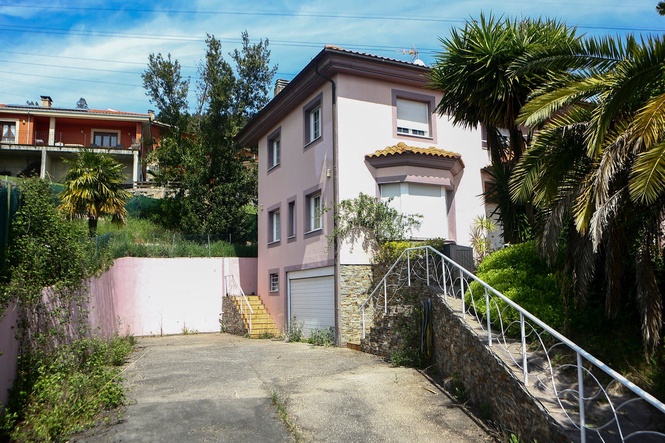 Couple jailed for locking their young children up for over three years in ‘house of horrors’ in case that shocked Spain
