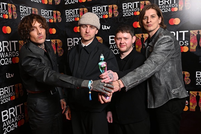 Rockstar suffers mild concussion after fan throws phone at him