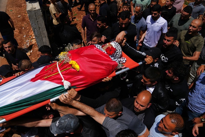 Palestinian man shot dead while climbing West Bank barrier into Israel in search of work