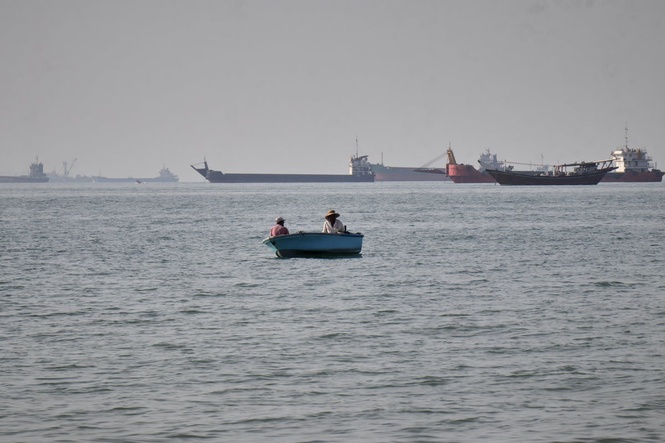Iran-US war latest: Chaos in Strait of Hormuz as Tehran attacks ships and vessel seized by ‘unauthorised personnel’