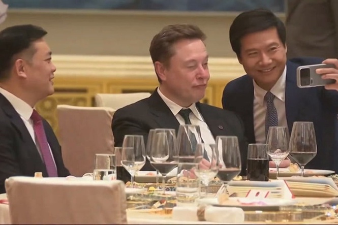 Elon Musk sighs and pulls funny face while taking selfies with Chinese leaders