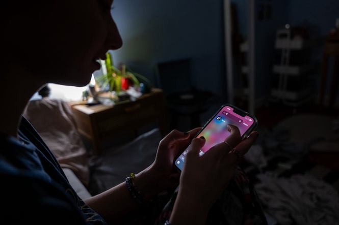 The signs of social media withdrawal in teenagers and how to help
