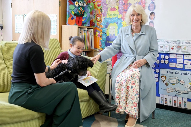 Queen meets therapy dog on visit to school in Northern Ireland