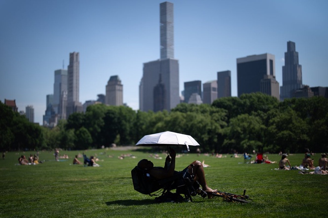 Eastern US sweats through another hot day before rain, cold move in
