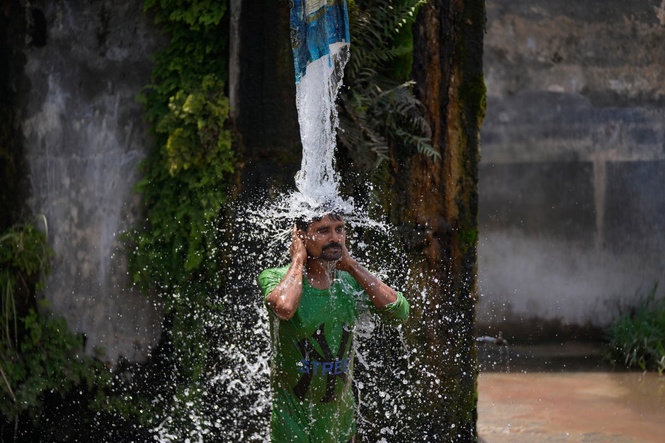 Photos show India sweltering under a severe heat wave