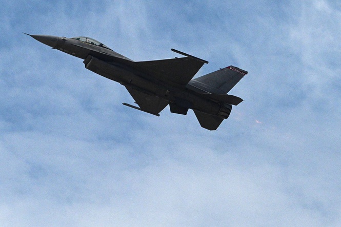 F-16 jet fires flares to intercept plane near Trump event