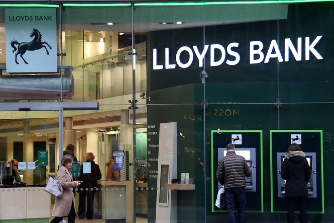 Lloyds to lose title of UK’s biggest branch network to rival bank
