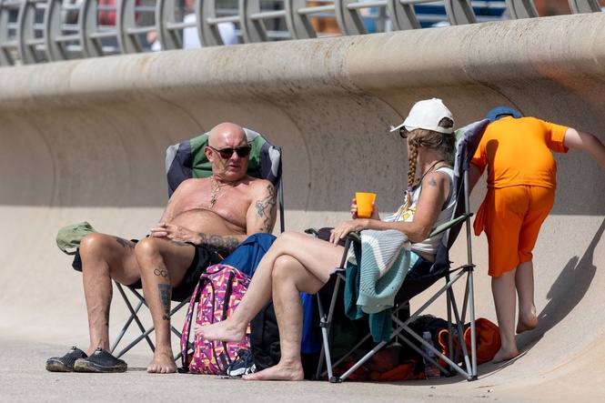 UK faces record breaking heat as health alerts issued for bank holiday