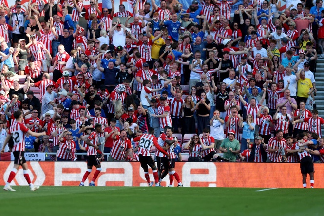 Sunderland earn Europa League place with win over 10-man Chelsea