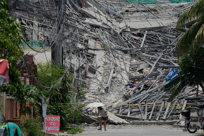 Photos show the aftermath of a building collapse in the Philippines