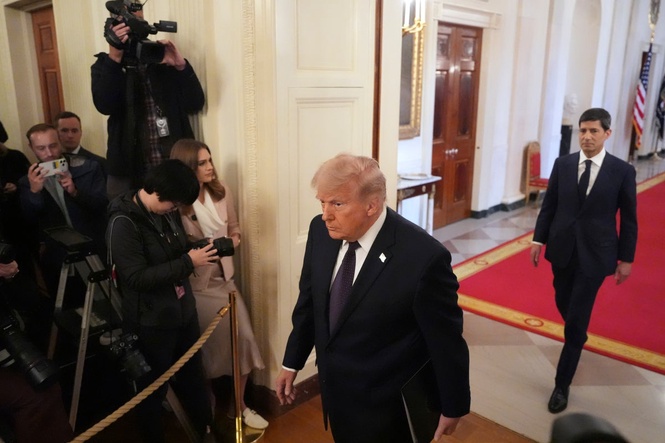 Trump signs an executive order that invites vetting of top AI models ...