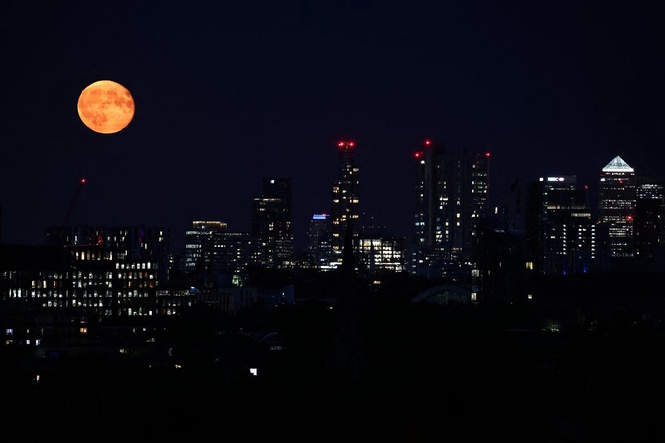 What is a blue moon and how to see it in UK skies this week