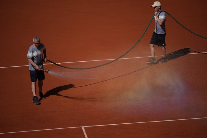 French Open groundskeepers drench the clay courts with water and salt during heat wave