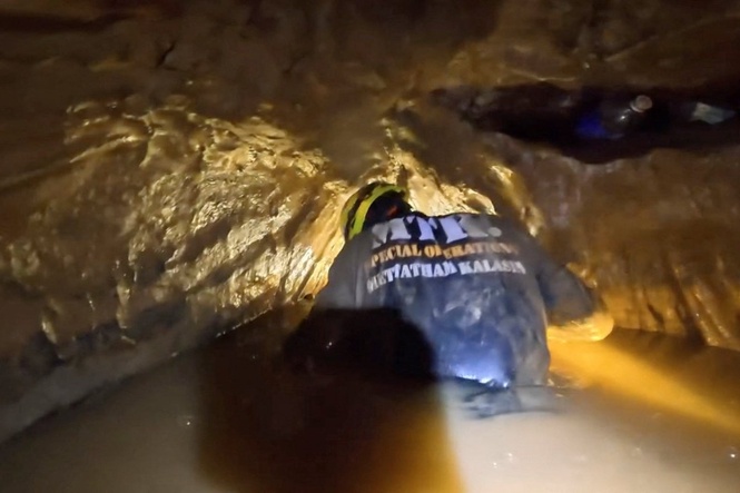 Rescuers face new challenge of freeing group trapped in Laos cave