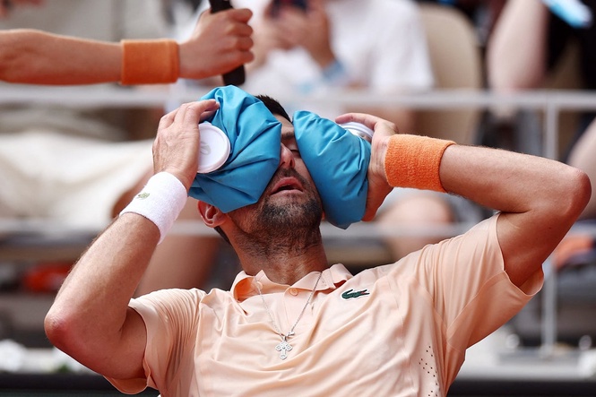 Novak Djokovic loses his cool with cameraman in scorching French Open heat