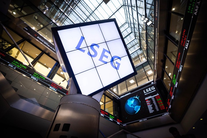 Miners lift FTSE 100 while oil price heads lower