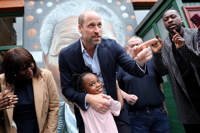 William says ‘I love pubs’ and pulls pint during visit to Peckham