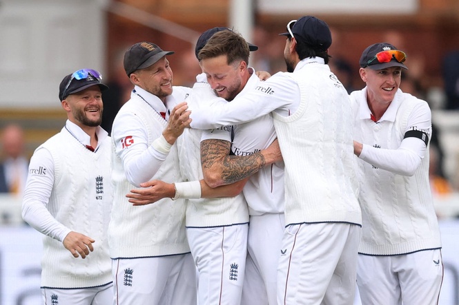 Ollie Robinson makes stunning return to England Test team to send Lord’s wild