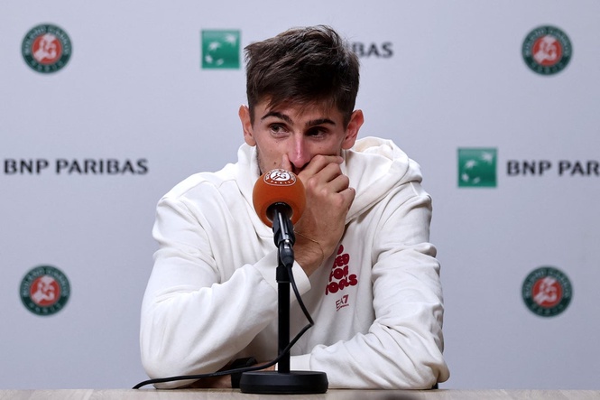Huge shock as Italian star pulls out of French Open semi-final