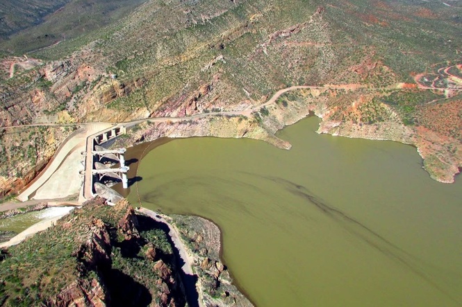 Popular fishing lake forced to close after all its fish die
