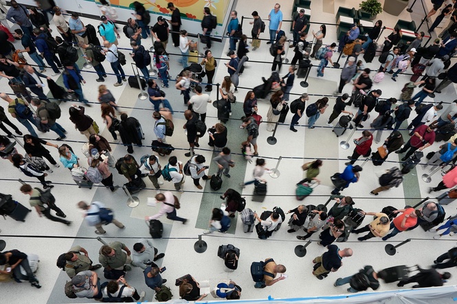 Man in Texas is accused of using a fake boarding pass to get on a United flight to Los Angeles