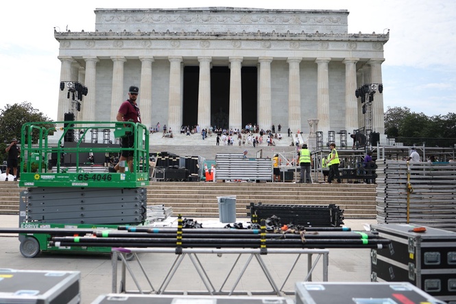 Construction for UFC stage has tourists fuming over blocked views at the Lincoln Memorial