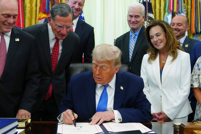 Trump, 79, forgets to sign bill during hour-long ramble with Congress leaders watching