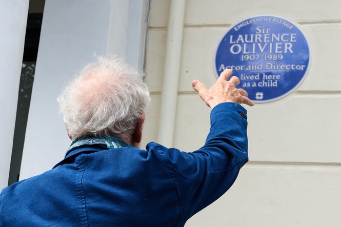 Laurence Olivier is honored with a plaque at his London childhood home
