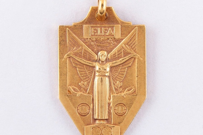 Pele’s World Cup medal to go under the hammer alongside classic memorabilia