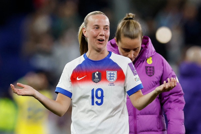 Lionesses star Beth Mead completes move to Man City from WSL rivals Arsenal
