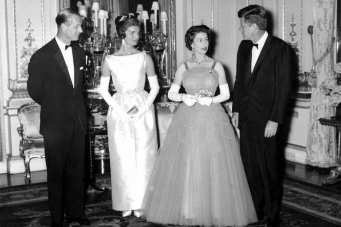Jackie Kennedy’s blunt two-word critique of Queen Elizabeth’s hairstyle revealed in new book