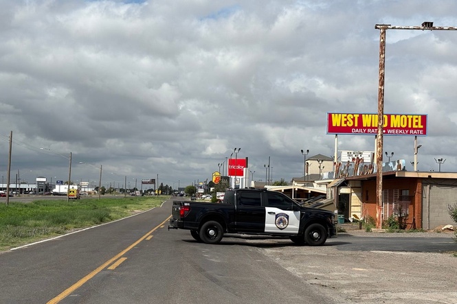 Texas shooting leaves 1 dead and 9 injured as police are in a standoff with a suspect