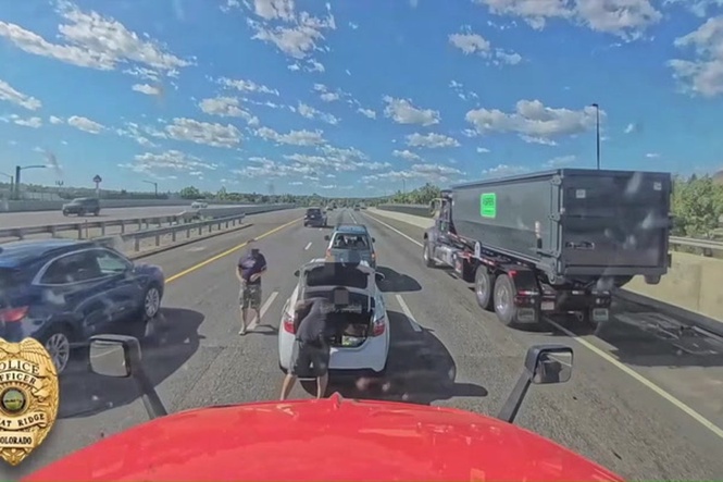 Two road rage drivers stop in middle of busy interstate to fight