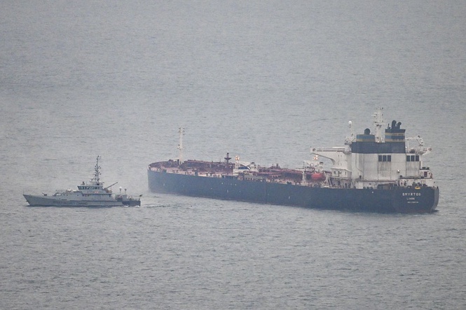 Strait of Hormuz may take weeks to fully reopen despite Trump claims, shipping industry warns